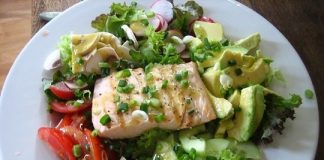Keto Avocado Salmon Salad – Easy & Delicious avocado salmon salad