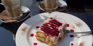 Cream Cheese Coffee Cake with Raspberries – Low Carb cream cheese coffee cake
