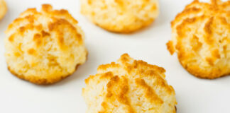 Keto Coconut Macaroons – Crisp, Chewy & Delicious keto coconut macaroons